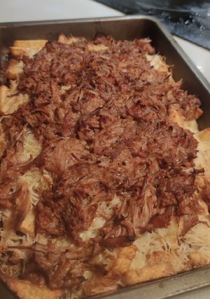 Una foto de Patatas Pulled Smoked Chesee Fries estilo Foster's Hollywood 🧀🍖