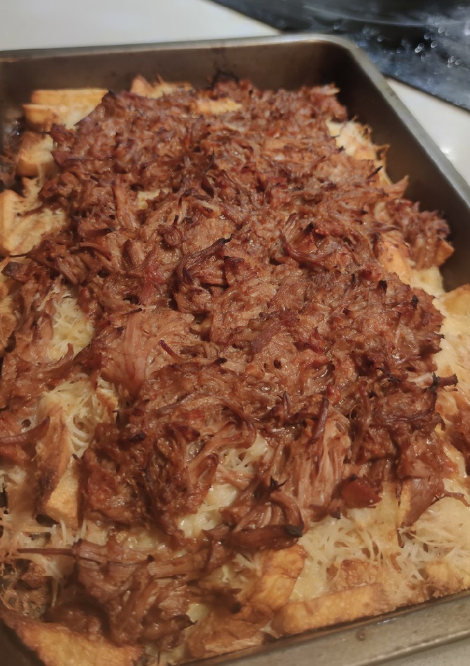 Una foto de Patatas Pulled Smoked Chesee Fries estilo Foster's Hollywood 🧀🍖