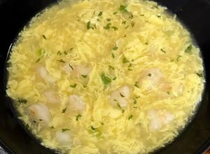 Foto de Sopa de Ovo e Camarão (Saeugyerantang- 새우계란탕)