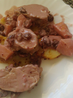 Una foto de Solomillo de cerdo a las dos mostazas y a la miel con pasas y manzana