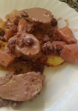 Una foto de Solomillo de cerdo a las dos mostazas y a la miel con pasas y manzana