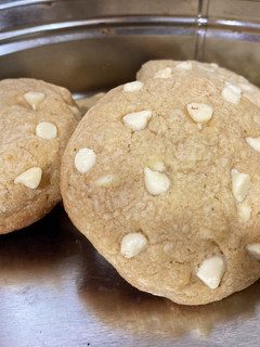 Una foto de Cookies de chocolate blanco y nueces de macadamia 🍪🍪🍪🍪🍪🍪