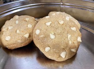 Una foto de Cookies de chocolate blanco y nueces de macadamia 🍪🍪🍪🍪🍪🍪