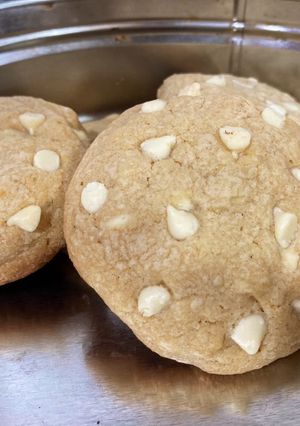 Una foto de Cookies de chocolate blanco y nueces de macadamia 🍪🍪🍪🍪🍪🍪