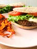 Hamburguesa y chips de zanahoria saludable