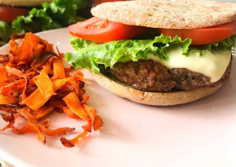 Hamburguesa y chips de zanahoria saludable