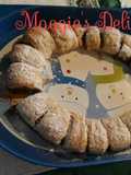 Rollo de hojaldre relleno de cajeta y nuez