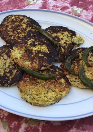 Une photo de Galettes de courgettes bicolores au parmesan,ail et épices