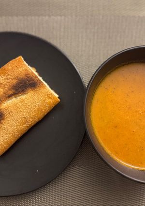 Una foto de Sopa de Tomate con Pan con Queso