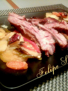 Una foto de Costillas de cerdo ibérico al horno con patatas y verduras asadas
