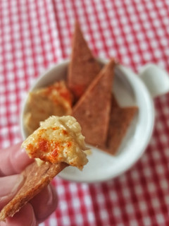 Una foto de Chips de ropa vieja con hummus
