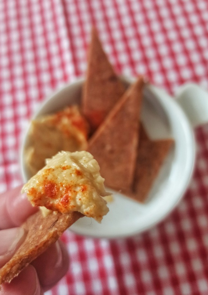 Una foto de Chips de ropa vieja con hummus