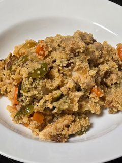 Una foto de Cous cous con pollo y verduras