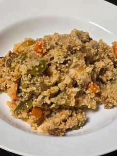Una foto de Cous cous con pollo y verduras