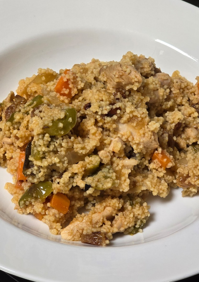 Una foto de Cous cous con pollo y verduras