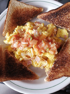 Una foto de Huevos con jamón