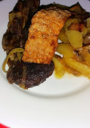 Burgonya ágyon sült tarja megspékelve 🥓 recept fotója