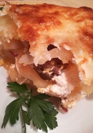Rakott krumpli kétféle kolbásszal, szalonnával recept fotója