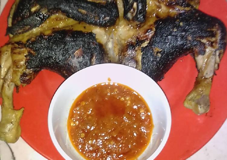 Bagaimana Menyiapkan Ayam bakar seadanya dan sebisanya yang sempurna