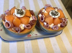 Une photo de Melon aux deux jambons,mozzarella di buffala et basilic