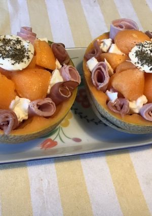Une photo de Melon aux deux jambons,mozzarella di buffala et basilic