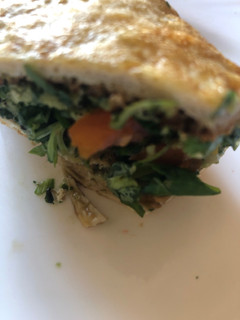 Una foto de 210. Wrap de tortilla con pesto de canónigos (almuerzo)