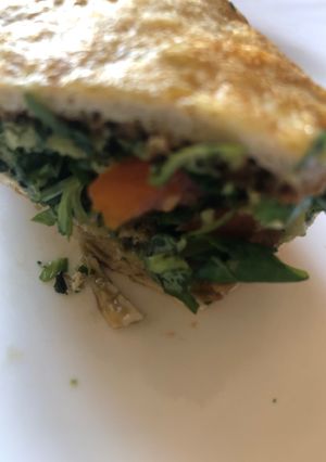 Foto principal de 210. Wrap de tortilla con pesto de canónigos (almuerzo)