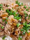 ข้าวหน้าเนื้อเสือร้องไห้ราดซอสซีอิ๊ว