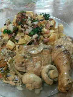 Una foto de Pollo al disco con salsa de champignon y papas en cubo fritas