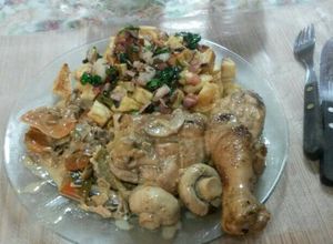 Una foto de Pollo al disco con salsa de champignon y papas en cubo fritas