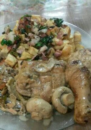 Una foto de Pollo al disco con salsa de champignon y papas en cubo fritas