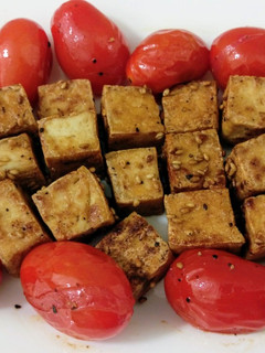 Una foto de Tofu y tomatitos salteados con sésamo y miel