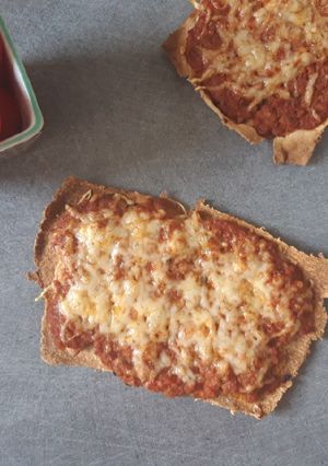 Une photo de Pizza croustillante à la bolognaise