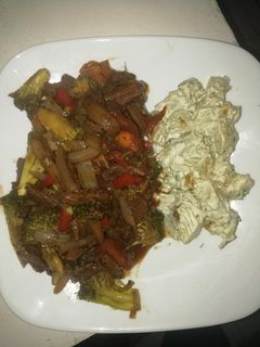 Una foto de Lomo salteado con vegetales y papas con mayonesa