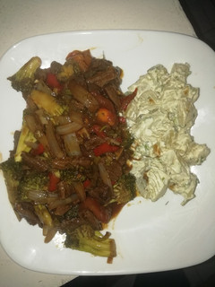 Una foto de Lomo salteado con vegetales y papas con mayonesa