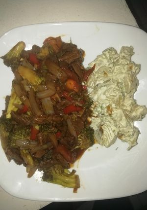 Una foto de Lomo salteado con vegetales y papas con mayonesa