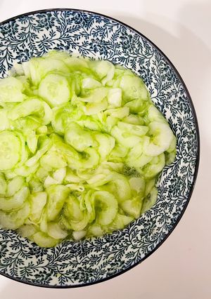 Egyszerű uborkasaláta recept fotója
