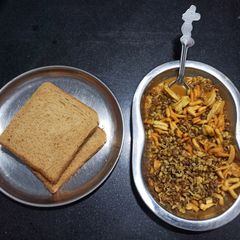 A picture of Misal with brown bread.