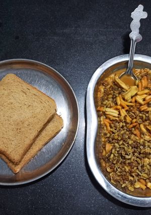 A picture of Misal with brown bread.