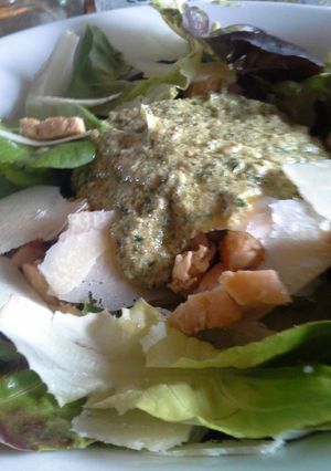 Foto di Insalatona con petti di pollo e salsa "caesar salad" alla luciano