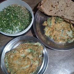Hara lehsan wala omelette & ghar ki roti😋 A picture of Hara lehsan wala omelette & ghar ki roti😋.