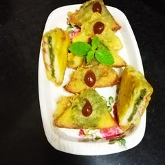 Mint bread triangle pakoda A picture of Mint bread triangle pakoda.