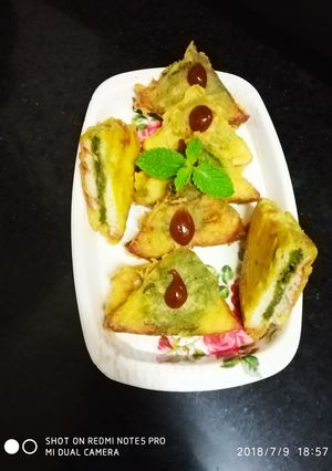 A picture of Mint bread triangle pakoda.