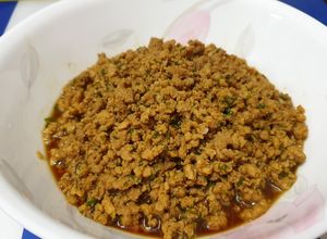 รูปของ #เมนูเก็บกวาดของเหลือ หมูสับผัดซีอิ๊วผักชีสับ