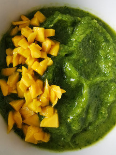 Una foto de Smoothie Bowl de mango, kale y jengibre