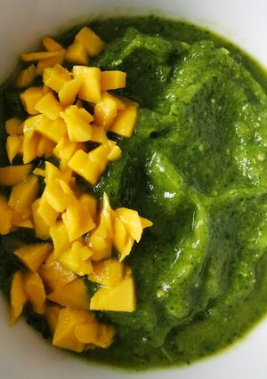 Una foto de Smoothie Bowl de mango, kale y jengibre