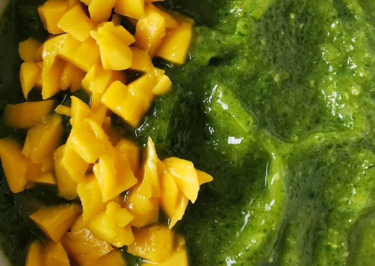Smoothie Bowl de mango, kale y jengibre