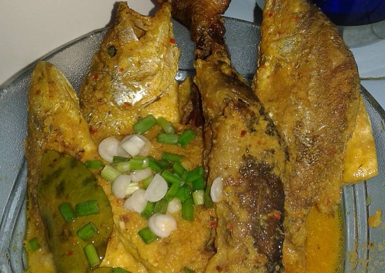 Resep 🐟Mangut ikan laut goreng+ikan togek panggang (asap)  dan tahu🐟 yang Bisa Manjain Lidah