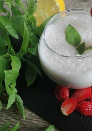 Une photo de Milkshake fraise citron basilic 🍓🍋🥬