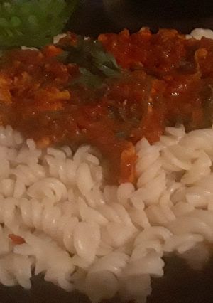 صورة لوصفة مقرونية بصوص الطماطم